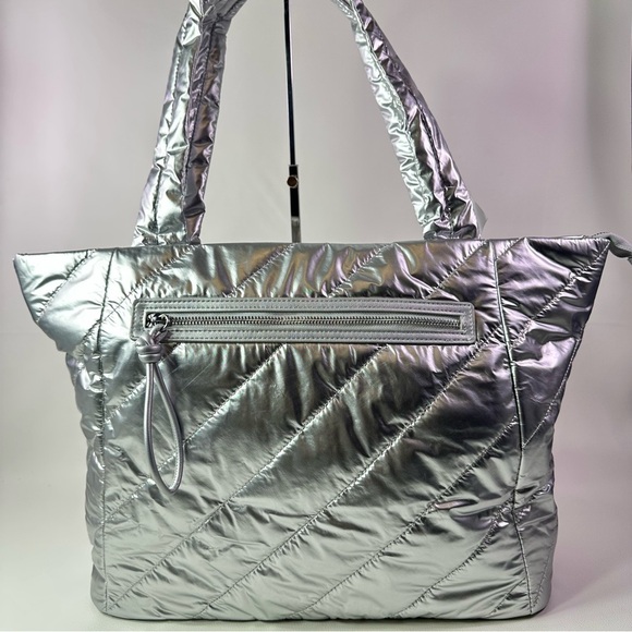 NEW Women’s On 34th St XL Metallic Silver Quilted Tote Bag - Picture 2 of 7
